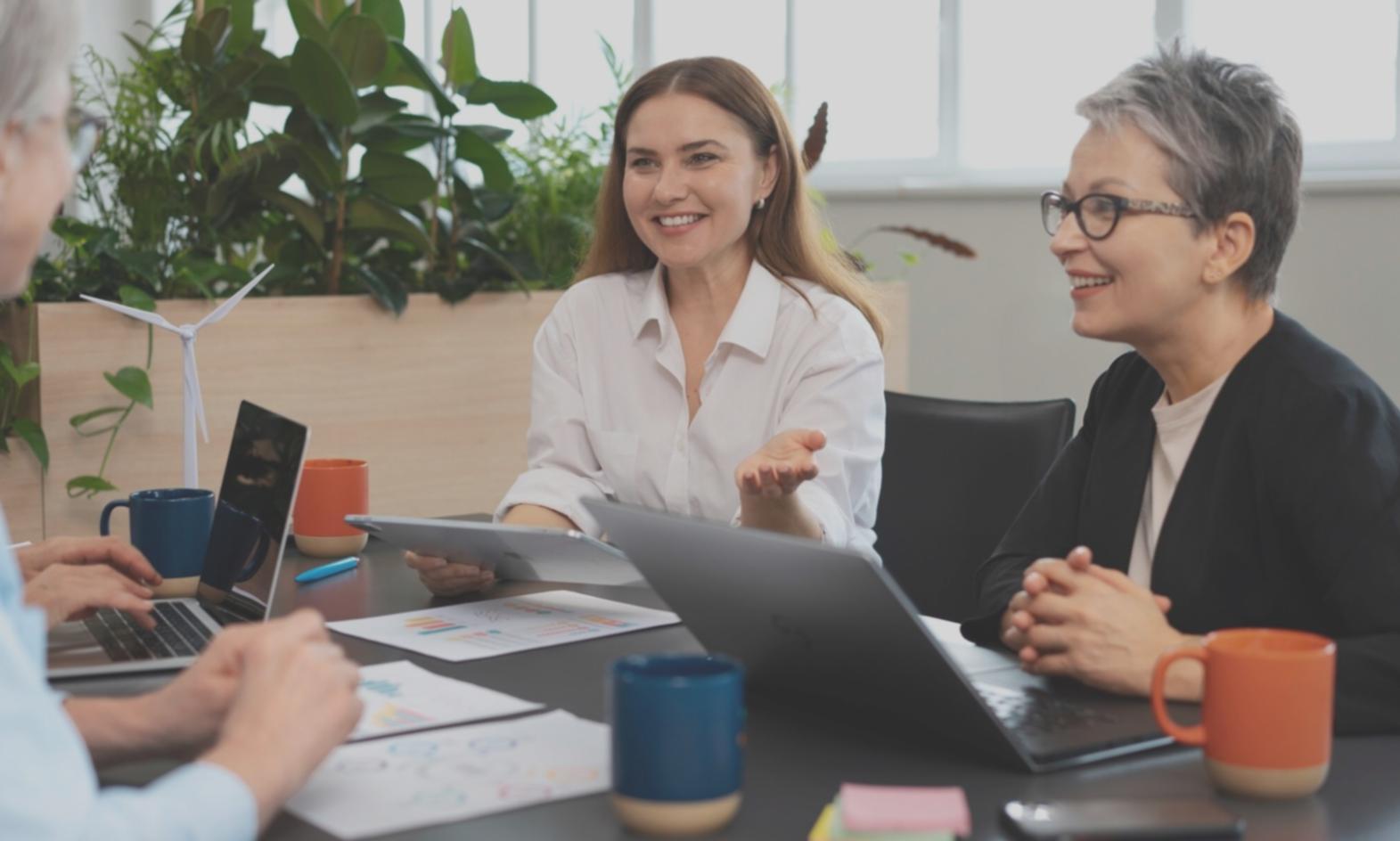 Equipo de profesionales IT colaborando en proyectos tecnológicos
